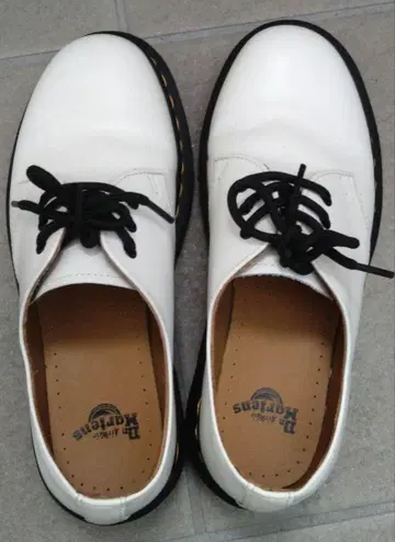 Dr.Martens 화이트 가죽 레이스업 슈즈