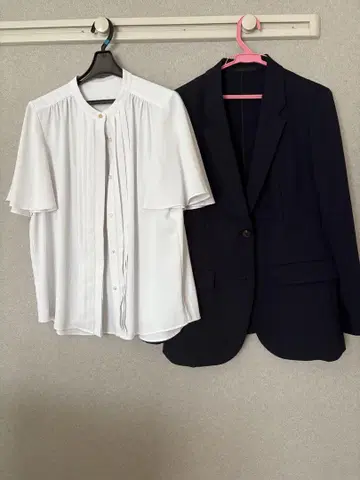 uniqro 감동 자켓 팬츠 + PLST 화이트 블라우스