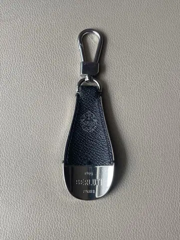 BERLUTI 블랙 가죽 키링