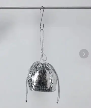 소프트 메탈릭 숄더백