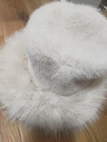 베이지 계열 퍼 햇