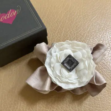 로드 Rhodon [까멜리아 스크런치] 까멜리아 코사지 베이지