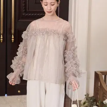 프릴이 달린 시스루 블라우스 베이지