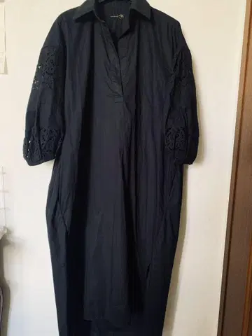 Aga 블랙 자수 긴팔 셔츠 원피스