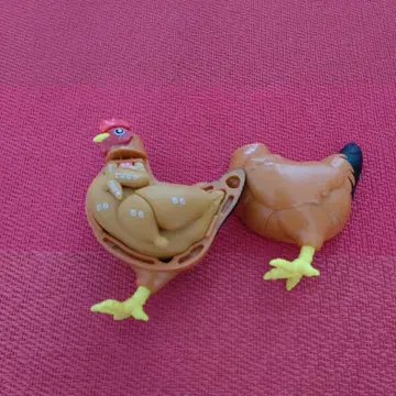 가동 부품 포함 닭 피규어