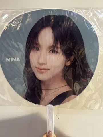 MINA 얼굴 사진 부채
