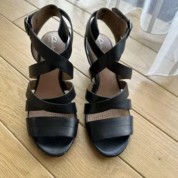 Clarks 블랙 웨지힐 샌들