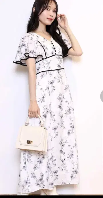 머큐리 듀오 라인 플라워 파이핑 원피스