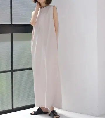 AKTE 턱 숄더 컷 티셔츠 원피스