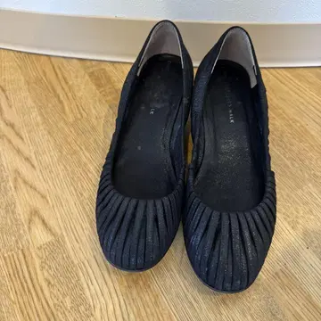 츠모리치사토 워크 블랙 플리츠 웨지 힐 펌프스