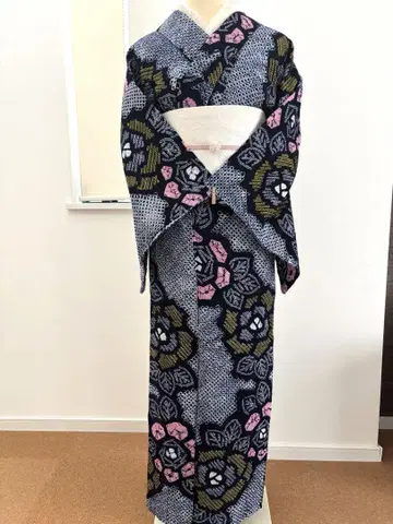 아리마츠 시보리 유카타, 레트로 장미 패턴