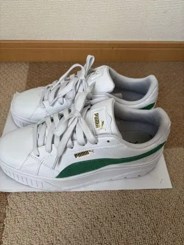 PUMA 카르멘 화이트/그린 통굽 스니커즈