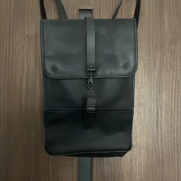 RAINS 블랙 백팩