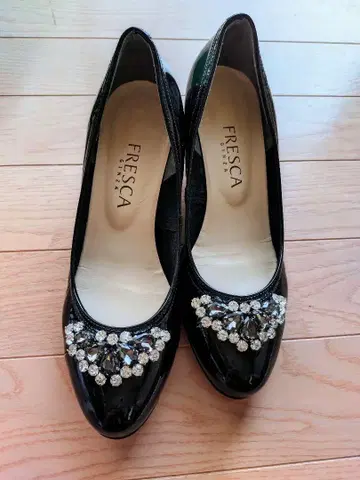 FRESCA 블랙 비쥬 장식 에나멜 펌프스