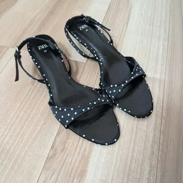 ZARA 도트 프린트 하이힐 샌들
