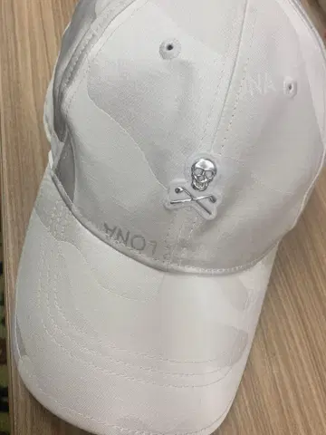 마크앤로나 실버 화이트 캡 모자 해골
