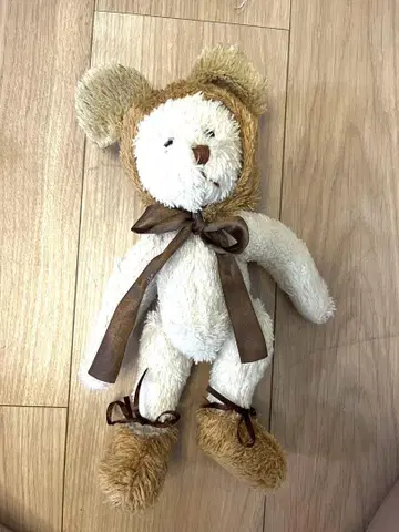 리본이 포함된 곰 봉제 인형
