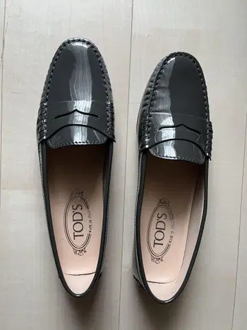 TOD'S 그레이 에나멜 로퍼