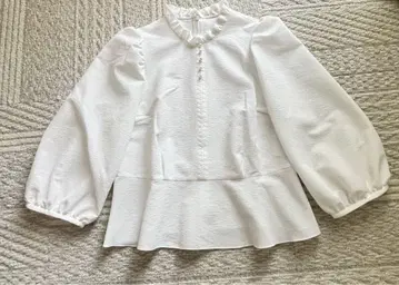 화이트 프릴 블라우스 반소매