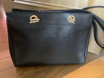 블랙 숄더백 골드 장식 포함