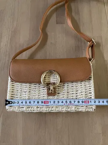 화이트와 브라운 바스켓백 한국 샵 새상품급