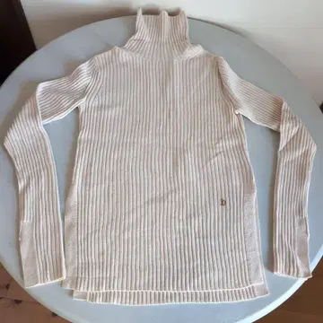 DRESSTERIOR 크림색 터틀넥 스웨터 D 로고