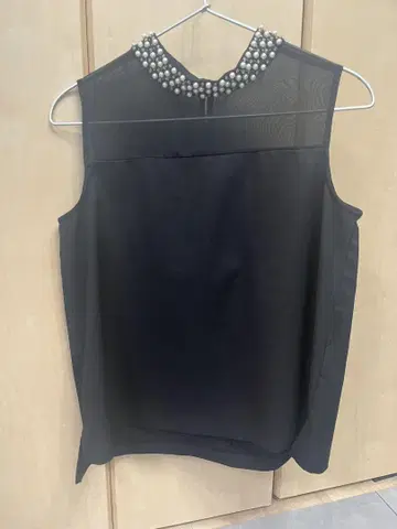 TITE IN THE STORE 블랙 슬리브리스 탑