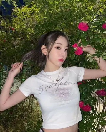 미야와키 사쿠라 착용 Sculptor 크롭 T셔츠 화이트