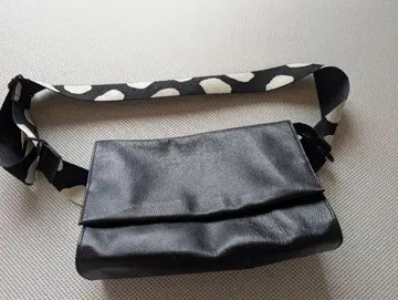 블랙 가죽 바디백 화이트 블랙 스트랩
