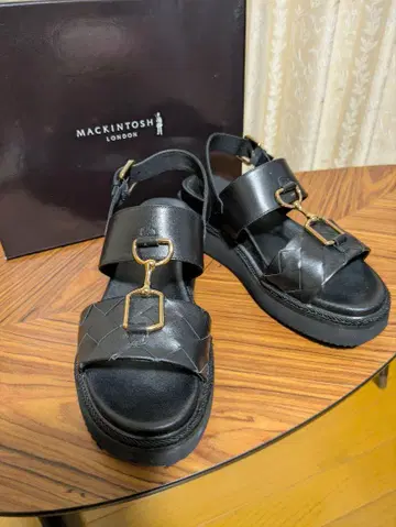 MACKINTOSH 블랙 샌들