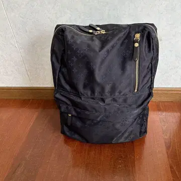 검은색 패턴 나일론 백팩