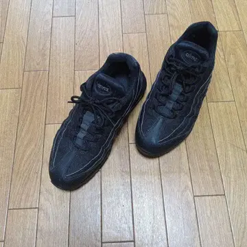 블랙 스니커즈 합성섬유