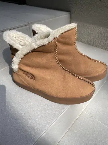 THE NORTH FACE 카멜 퍼가 달린 숏부츠