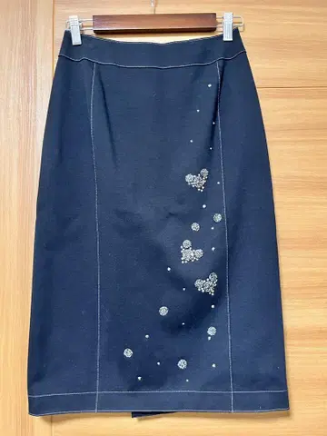 비쥬 장식 하트 모티브 타이트 스커트