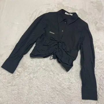 볼륨감 있는 러플 쇼트 셔츠 블랙 그레이
