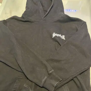 SUPPLIER 블랙 후드티 로고 자수 비쥬 장식