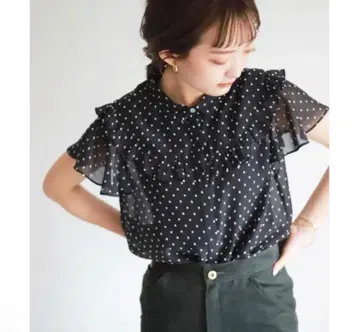 도트 자카드 프릴 블라우스 [손세탁 가능]