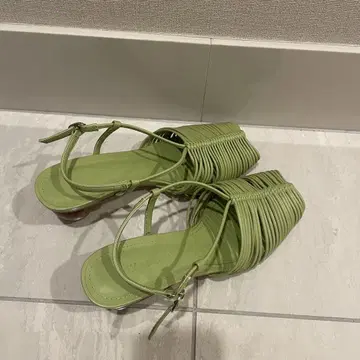 릴리 브라운 샌들