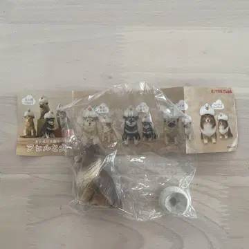아카네의 나무 조각 오리와 개 셰틀랜드 시프도그