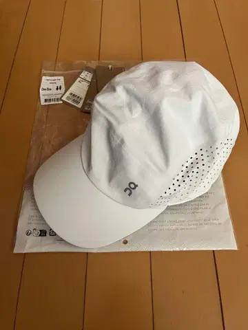 On Lightweight Cap 화이트 온 라이트웨이트 캡