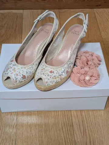 [ Vert Dense ] 꽃무늬 오픈토 샌들 22.5cm