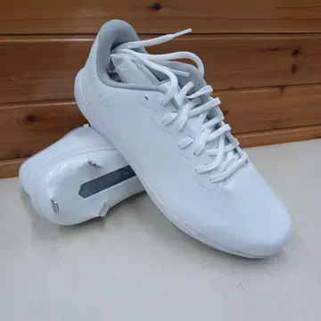 Under Armour 화이트 스파이크 슈즈