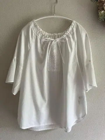 레리안 오프숄더 화이트 블라우스 반팔