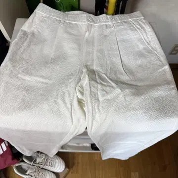 화이트 팬츠