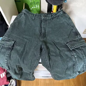 다크 그린 카고 팬츠 사이드 포켓 부착