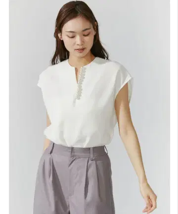 TONAL 펄 키넥 슬리브리스 블라우스