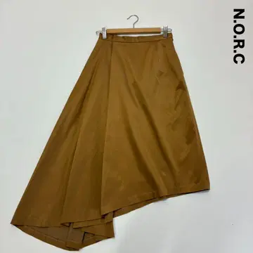 N.O.R.C 노크 턱 플레어 비대칭 스커트 베이지