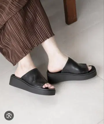 롤리즈팜 칸도 핏 샌들 블랙