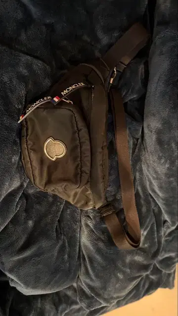 몽클레어 블랙 바디백 힙색