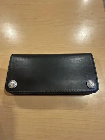 FUNNY 블랙 가죽 장지갑 콘초 장식